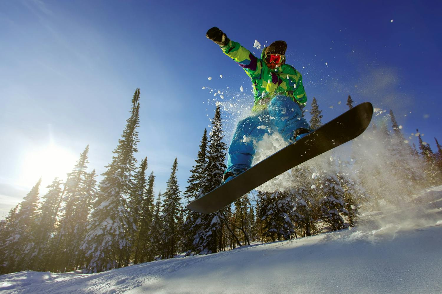 Snowboarder hopper højt